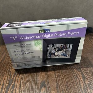 GiiNii 7" Widescreen Digital Picture Frame.
